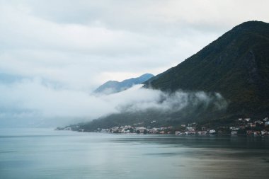 Sisli dağ ve göl Bulutlu gökyüzünün altında