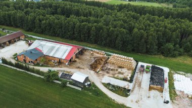 Saman balyalarıyla tarım deposu