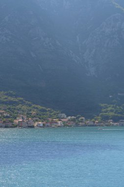 Dağ zeminli sakin Adriyatik suları