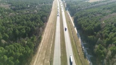 Uzun yol kamyonu doğada sürüyor.