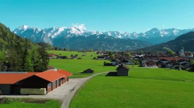Almanya 'da yeşil çayırlar ve karlı dağlar