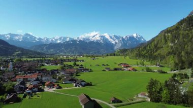 Dramatik dağların altındaki renkli evler