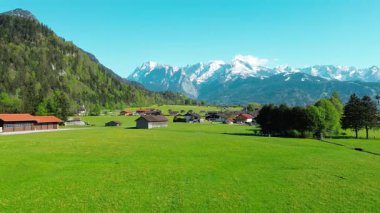 Sakin Bavyera kırsalındaki tarihi evler
