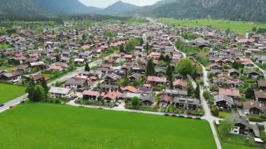 Dağlı Alp Vadisi 'nde geleneksel evler