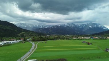 Dağlarla ve çiçek açan çimenliklerle dolu bahar manzarası