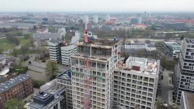 Vinç manzaralı modern gökdelen yapım aşamasında