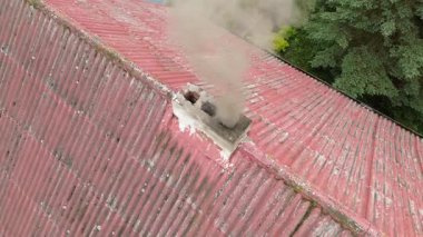 Duman bacası kalın siyah duman çıkarır.