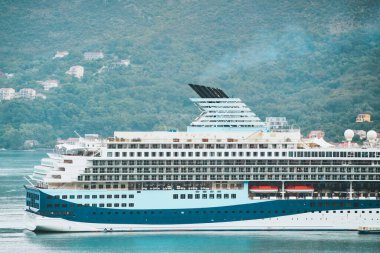 Dağ zeminli Kotor Körfezi 'nde gemi turu.