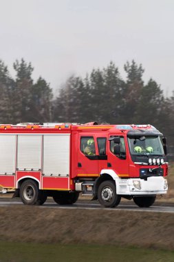 İtfaiyeciler itfaiye arabasının içinde