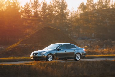 Performans için tasarlanmış rahat siyah sedan.