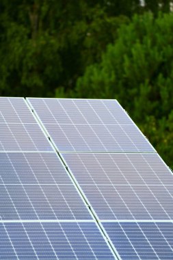 Güneşli havada güneş enerjisi kullanan modern yerleşim