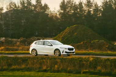 Güneş ışığında SUV ile sahne sürüşü