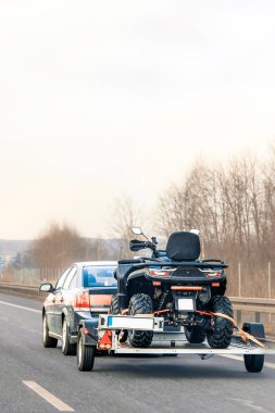 Off-road dörtlü bisikleti hareket halinde.
