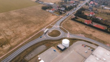 Yaya geçitleriyle bisiklet dostu bir kavşak.