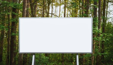 Bereketli ormanlardaki boş reklam panoları mükemmel reklam alanları sunar.