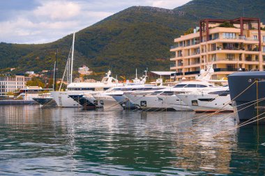 Yatı ve yamaçtan manzaralı bir marina..