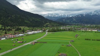 Arka planda Alpler olan ideal kırsal bölge