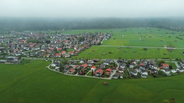 Dramatik bulutlu dağların altındaki kırsal kasaba