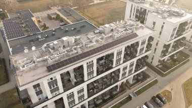 Enerji tasarruflu HVAC ve güneş paneli binası