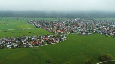 Dağ sırasının yakınındaki güneşli bahar çayırı
