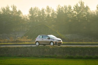 Parlak modern tasarımı olan klasik bir araba.
