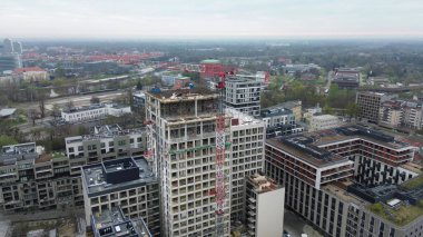 Vinç ve kuleyle dinamik şehir büyümesi