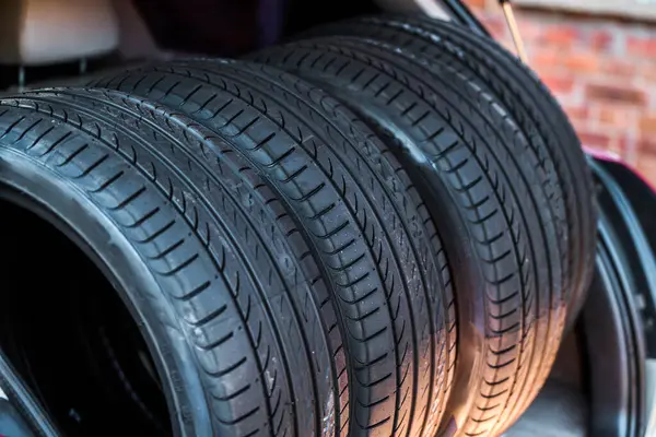 Arabayı mevsimlik lastik değişikliğine hazırlıyorum.