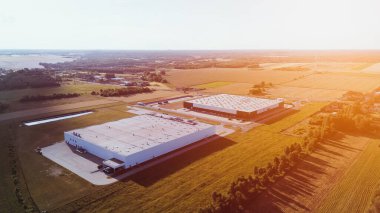 Su deposu olan sanayi kompleksi ısıtma ve soğutma için kullanılır.