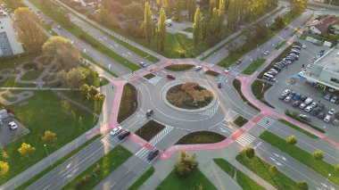 Banliyö bölgesinde bisiklet yolları olan bir kavşak.