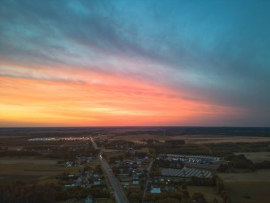 Tarlaların üzerinde fırtına bulutlarıyla destansı yaz günbatımı