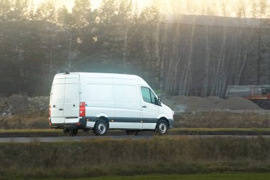 Modern nakliye aracı doğada sürüyor.