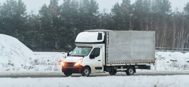 Çevrede hareket eden sanayi nakliye aracı