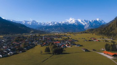 Sakin Bavyera kırsalındaki tarihi evler