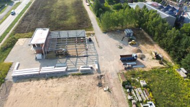 Gün batımında inşaat alanının havadan görüntüsü