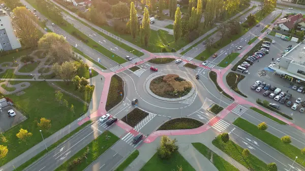 Banliyö bölgesinde bisiklet yolları olan bir kavşak.