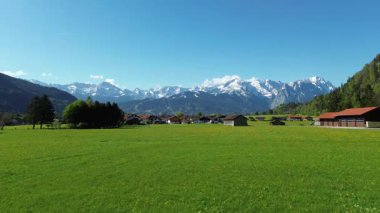 Alp kırsalında güneşli bir bahar günü