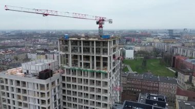 Gökdelen vinç desteğiyle şehirde yükseliyor