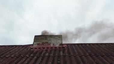 Ev kömürünün dumanı ve dumanı.