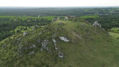 Yoğun ormanlarla çevrili büyük kaya oluşumu