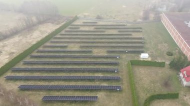 Doğadaki bir güneş enerjisi santralinin havadan görünüşü