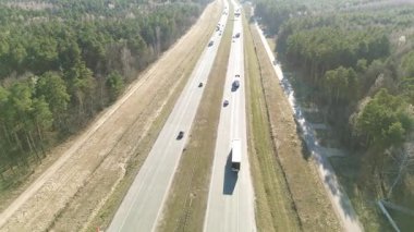 Kırsal alanda ticari kargo kamyonu