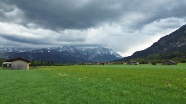 Güneşli Alp manzaralı dağ kasabası