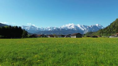 Ormanı ve dağları olan yeşil vadi