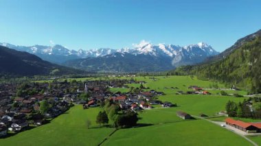 Güneşli Alp manzaralı dağ kasabası