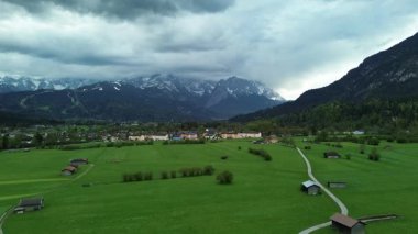 Kırsal Avrupa köyüne insansız hava aracı bakışı