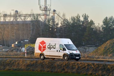 29.03.2025 Katowice, Polonya, Avrupa Büyük beyaz minibüs hareket halinde