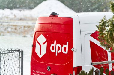 Kışın Avrupa, Polonya 'da DPD markalı lojistik aracı 27.01.2025