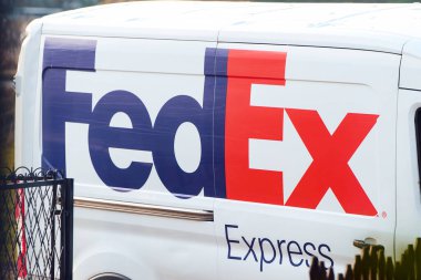 04.02.2025 Polonya, Avrupa yolunda beyaz minibüs.