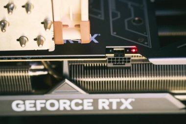 12VHPWR güç bağlantısı RTX 5000 serisi kartı Polonya, Avrupa 02.04.2025