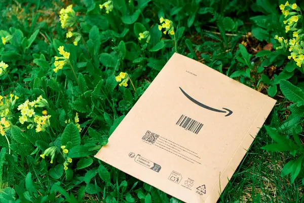 Karton nakliye zarfı açık hava sahnesi 05.05.2025 Polonya Avrupa